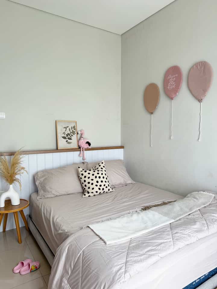 Dipikir-pikir, lucu juga yaa tone warna rumah ada unsur pinkeu pinkeu sedikit🤭🩷

Masih manis gak sih?? apa terlalu cewek? atau netral-netral aja ah.. ☺️

#bedroom #pink #hpltaco #bandung #cluster #cimahi #rumahcluster #rumahdeveloper #kamartidur #mycolorpalette #colorpalette #homedecor #aesthetichomedecor #design