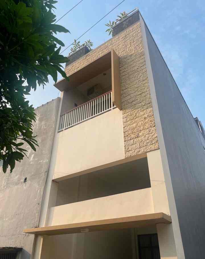 Rumah kami dibangun dilahan 49m2.

Karena keterbasan lahan, kami memutuskan untuk memakai jasa arsitek tujuannya agar dapat dirangcang sedemikian sesuai kebutuhan kami tentunya dengan desain yang modern, fungsional dan estetik. 

Meskipun memiliki tantangan tersendiri dalam proses pembangunannya, kami ingin rumah kami dapat dibangun secara cerdas dan efisien di lahan terbatas dan berupaya bahwa ukuran tidak selalu menjadi hambatan dalam menciptakan tempat tinggal yang nyaman dan indah ditengah kota.

#MyHomeStory
#PerjalananRumahku
#CeritaRumahku
#RumahMinimalis
#MinimalisModern
#Tinyhome
#50m2
