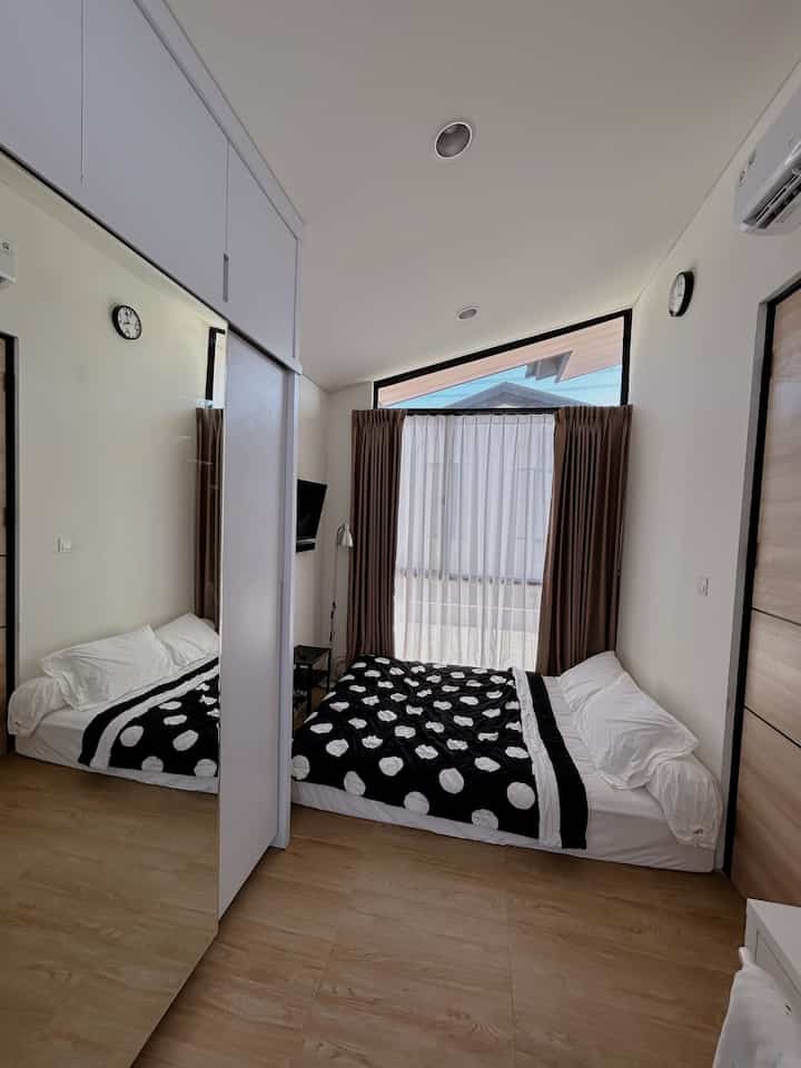 Ruangan-ruangan disini ini adalah ruangan yg biasa kami tempati utk ngobrol bareng keluarga sambil bertukar cerita setelah satu hari beraktifitas.
#RumahMinimalis
#KamarTidur
#BalkonKamar
#TamanBelakang
#RuangTamu
#RumahOpenSpace