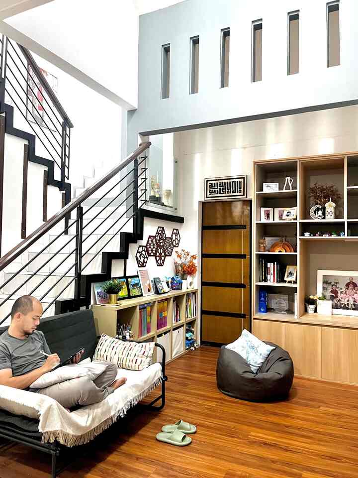 Tempat berkumpul keluarga 🧑‍🧑‍🧒‍🧒
Kalau aku dan paksu paling suka habisin waktu disini. Sambil ngopi dan duduk santai nonton drakor maupun scrolling medsos, suami sambil main PS disini. Dengan menambahkan kursi dan beanbag jadi tempat nyaman buat bersantai.

#ruangkeluarga #familyroomideas #familyroominspiration #homesweethome #industrial #warmambiance 