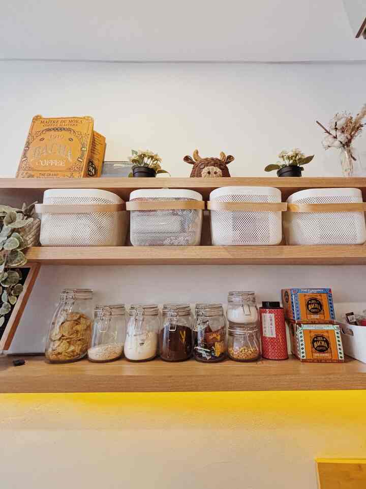 salah satu trik ku dalam membuat dapur tetap rapih walaupun banyak bukaan ambalan adalah harus ada keranjang2 estetik dan juga toples2 yang tidak hanya fungsional tp juga bisa menjadi display di area ambalan. seperti di dapurku ini.
#kitchendecor
#dapurestetik
#dekorasiruangdapur
#itemsdekoratif
#kitchenarea
#kitchenaesthetic
#rumacefour