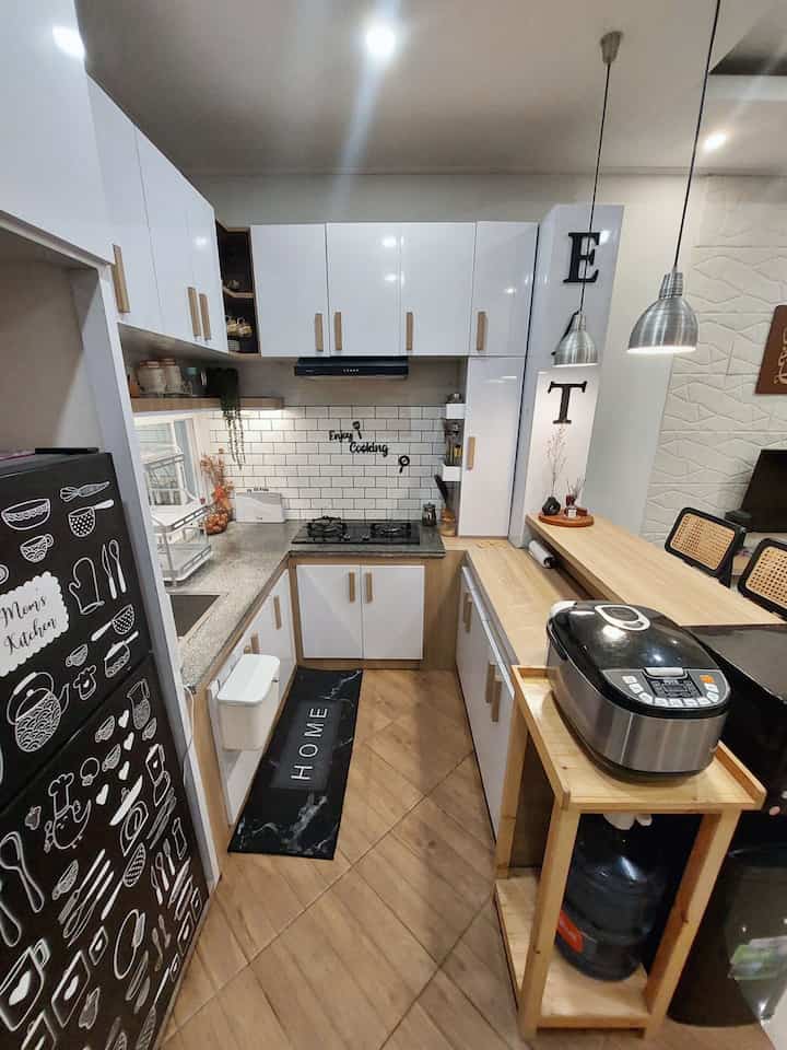 Jantung rumah ku sebelum & sesudah makeover.

Karna dapur itu bisa disebut tempat keseharian aku jd sebisa mungkin aku bikin suasana dapur itu nyaman. 
Karna kalo dapur nyaman jd semangat buat beraktivitas lama". 

Karna aku tim yg bosenan jd untuk backsplas ini aku pake vinyl. Harganya juga murah & yg pasti kalo bosen bisa copot lg. 
Untuk rak piring ini udh ke 4x ganti tp ini pertama kalinya pake rak piring dengan warna silver. Karna biasanya wrnanya selalu hitam. Tp jujur ini rak piring muatannya banyak. 

Kalo untuk printilan jgn ditanya yah kadang bisa rubah" jg dgn printilan yg udh ada pastinya. 

Nah temen" gimana nih caranya biar tetep nyaman di dapur?

#dapur #kitchen #dapurscandinavian #makeoverdapur #kitchenstyling 