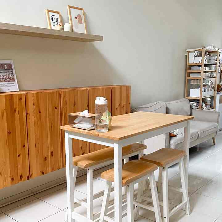 Pertama kali kita pindah ke rumah ini, berasa ini rumah idaman kita.. tapi seiring berjalannya waktu.. namanya manusia, bisa jadi ada ketidakpuasan 🤭 merasa ruangannya tidak besar, atau merasa fasadnya terlalu kuno, dll. dll.

Tapi dari semuanya, saya dan suami merasa sangat nyaman tinggal di rumah ini.. karena rumah kami berada di tengah kota dan hal inilah yang membuat kami menemukan rumah ini (daerah), dekat dengan sekolah anak, mall, rumah sakit. , dll.

#Kisah Rumahku
#Perjalanan pulang
#CeritaRumahku
#rumahdibandung #rumahkerja #rumahtinggal #rumahdengananak