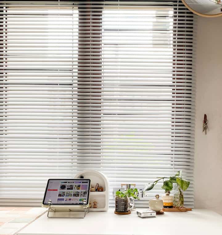 Weekend vibes..
nikmatin gerimis sambil bikin miso soup🫕
nyaman dan relaxing banget🥰💙

#weekend #weekendvibes #officeroom #workingtable #tempatkerja #mejakerja #bandung #rumahdibandung #ruangkerja 