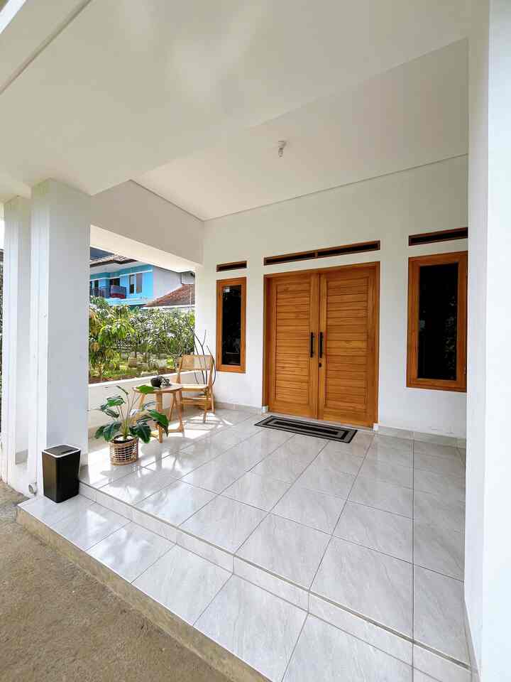 Teras rumah kampung yang memang ukurannya sengaja agak luas agar bisa menjadi tempat bermain anak bersama teman-temannya. Kami tambahkan kursi dan meja kayu jati untuk sekedar ngopi dan menikmati pemandangan kebun mangga. 

#bumigerrd #terasrumah #inspirasiterasrumah #terasrumahsederhana #fasadrumahminimalis #ideterasrumah