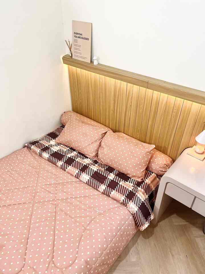 Our Lil House - Makeover Master Bedroom

Hai semuanya! Aku makeover kamar tidurku menyicil satu-satu, dari kasur yang aku pakaikam dipan, lalu aku suka banget desain suatu vanity desk dan kursi rias yang aku lihat di pinterest, akhirnya aku bikin custom. Lalu pada dinding kamar, aku bikin wall batten agar terlihat tidak kosong, lebih hangat dan bikin nyaman. Kalian lebih suka kamarku sebelum makeover atau sesudah di makeover??🥰

#makeoverbedroom #inspirasidesainkamar #masterbedroom #bedroomdesign #makeover