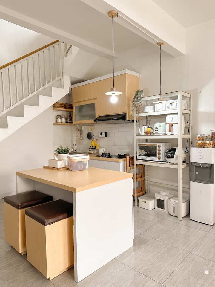 Kitchen bawah tangga untuk memaksimalkan space di ruang terbatas.


#KitchenStyling
#dapurmodern 
#dapur 
#Homedecor
#HomeStyle
#Dapurbawahtangga
#Smallkitchen 