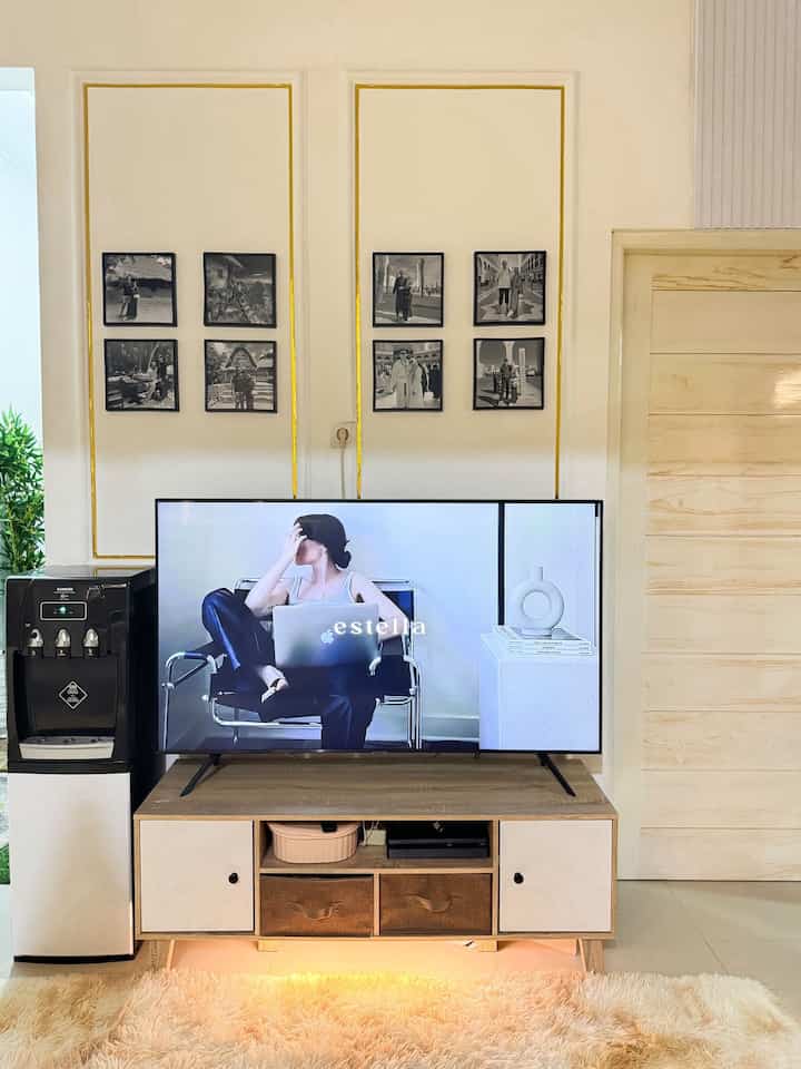 •Ruang TV - Night Vibes 🌙✨

Ruang TV di malam hari, dengan nuansa warm, lighting menggunakan warna warm. 
Dengan dekorasi yang memiliki tone warna senada 🟤⚪️

#LivingRoom #TVRoom #HomeInspo #JapandiStyle #RumahMezzanine #InspirasiRumah #NightVibe