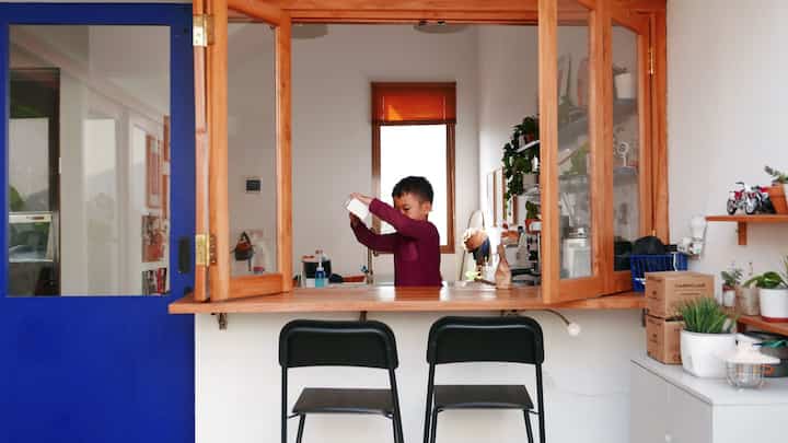 area meja bar yang suka dipakai anak untuk bermain saat pagi hari sambil menikmati angin sepoi - sepoi 🍃
#tinyhome #tinyhomecafe #kitchenbar #rumahkecil #rumahmungil #homecafe