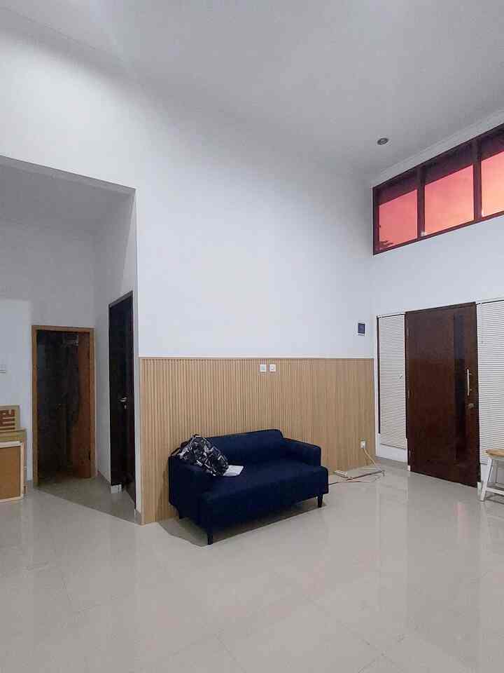 Fitur yang paling aku suka dari rumah ini adalah jendela lebar sehingga berlimpah cahaya dari luar. Sebagai seorang content creator, saya sangat membutuhkan pencahayaan yang cukup agar video yang saya buat bisa cerah dan bagus.
Sedikit demi sedikit saya memoles rumah ini agar nyaman dan estetik. Saya membeli beberapa elemen hiasan rumah ini, beberapa lainnya saya bikin sendiri secara DIY.
Perjalanan ini tentu masih panjang menuju desain menyeluruh sesuai yang saya impikan. Namun yang pasti saya sangat menikmati setiap prosesnya ❤️.
.
#MyHomeStory
#PerjalananRumahku
#CeritaRumahku
#rumahterang
#Rumahjapandi