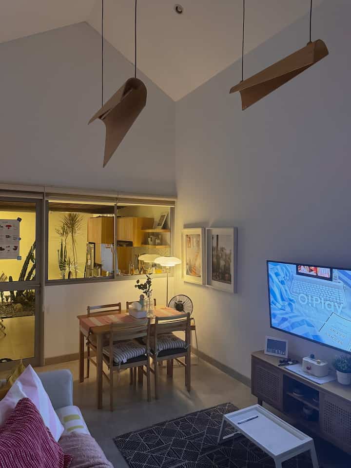 Suasana living room di malam hari🩵✨
Area living room memiliki 3 jenis lampu, yaitu lampu downlight, hanging lamp, dan standing lamp.
Agar menciptakan suasana relax pada malam hari saat menonton tv atau melakukan aktivitas yang lebih santai, kami biasa hanya menggunakan standing lamp dengan membuka tirai agar terlihat view mini garden di belakang rumah yang dihiasi lampu sorot.
Pencahayaan juga dibantu oleh lampu indirect lamp dari kabinet dapur dan pencahayaan dari ruang laundry.

#NightMode #LightingIdeas #LivingroomLighting #Scandinavianhouse #rumahcluster #LivingroomDesign