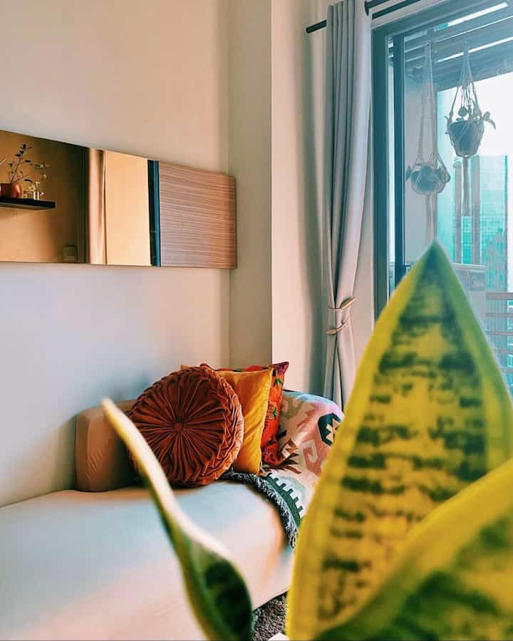 Berikut cerita singkat bagaimana kami pindah:

Kami pindah ke apartemen ini pada akhir tahun 2020 ketika kami terjangkit Covid. Kami tinggal di kamar asrama kecil di dekatnya sebelumnya. Karena induk semang kami tidak mengizinkan kami kembali saat kami masih “positif”, suami saya menyarankan untuk tinggal di apartemen terdekat untuk -saat itu- untuk sementara waktu.

Dan ternyata, kami menyukai dan menikmati tinggal di sini, jadi kami memutuskan untuk menyewanya selama satu tahun, dan kami masih di sini sampai sekarang.

#MyHomeStory #PojokBoho #PerjalananRumahku #CeritaRumahku