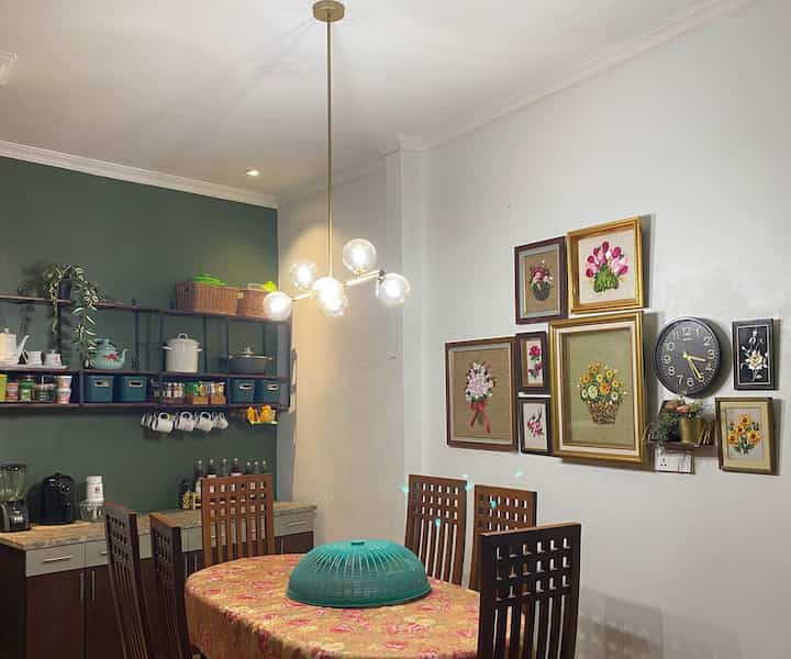 Rumah ini sudah aku tempati dari kecil sejak tahun 2000. Sudah 24 tahun! Yaps, ini adalah rumah orang tuaku. Dulu, saat baru pindah area sekitar rumah masih dikelilingi empang. Bahkan rumahku pun dulunya adalah empang/rawa yang kemudian dikeruk. Saat itu belum ada akses jalan loh. Jadi aku kalau ke sekolah harus menyusuri empang, ilalang dan menghadang soang😂

Lah tempat antah berantah, tapi kenapa orang tuaku mau tinggal disini? Yap, alasan utamanya karena di area rumahku dibangun ini ada sekolah islam. Dan akhirnya para ibu-ibu yang ingin membangun keluarga yang islami berkumpul dan membangun rumah di sekitar sekolah islam tersebut. Yap, dan itu adalah sekolahku juga dulu.

Maka dari itu tentu saja keluargaku sangatlah religius dan aktif pada kegiatan sosial. Sehingga rumah ini tidak terlalu didekorasi. Hingga saat aku semakin dewasa dan memiliki penghasilan sendiri, aku mulai mendekorasi satu persatu ruangan di rumah orang tuaku ini. Dimulai dari kamar tidurku sendiri, kamar mandi bawah tangga, ruang makan, hingga kini ruang tamu.

Walaupun bukan rumah kepemilikan aku sendiri dan mungkin tidak terlalu signifikan perubahannya, tapi aku senang karena dari hasil dekorasi ini juga bisa sedikit memberikan kebahagiaan kepada orang tuaku di tempat aku tumbuh sedari kecil ini.

#MyHomeStory #PerjalananRumahku #CeritaRumahku #LiveWithParents #Bekasi #MakeoverRuangan #RenovasiLowBudget #renovasi #ruangmakan #kamartidur #kamarmandi