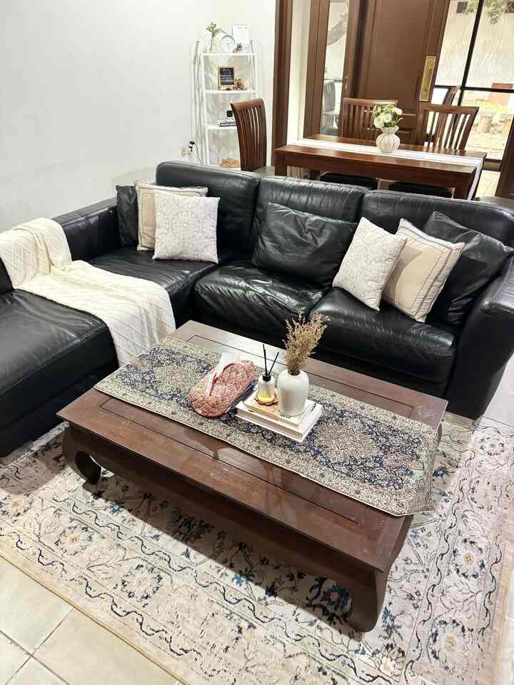 Before - After

Beberapa perubahan di rumah ini so far, 
tanpa mengganti cat/lantai, tanpa wall moulding/aksen dinding, maupun mengganti furniture.

Perubahan yang menurut ku memberi dampak besar diantaranya:
- Layout/tata letak
- Menambahkan variasi warna dan dekorasi
- Menutupi kekurangan dengan mengalihkan perhatian,
misalnya dengan menambahkan karpet untuk mengalihkan perhatian dari lantai yang kusam, memberi table runner untuk menutup discoloration/stain pada meja, dsb.

#homedecor #beforeafter
#dekorasirumah #rumahantik #vintagehouse
#tipsdekor #decorinspo