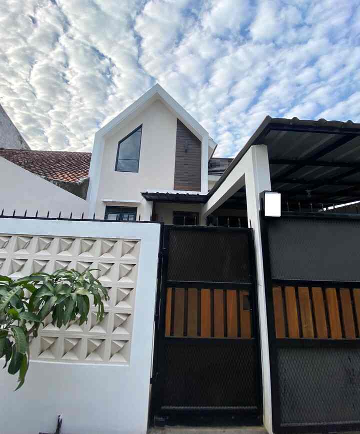 Cerita tentang rumah kami.
Ini merupakan rumah kedua kami. Sebelumnya kami memiliki rumah dengan luas 88m2. Tetapi kami merasa tidak cocok dengan desain, layout dan juga fasad yang sebenarnya kami sendiri yang membuatnya dari 0. Belajar dari kesalahan tersebut, kami ingin membuat rumah yang sesuai dan srek dengan apa yang kami mau. Itung itung sedang 'diospek' oleh keluarga kami yang juga merupakan kontraktor. Kami tidak memiliki basic arsitek sama sekali. Bermodalkan inspirasi dari social media, web, dan aplikasi inspirasi rumah lainnya. Kami tuangkan segala ide dalam sebuah coretan kertas, yang kemudian paman kami bantu untuk merapikannya dalam bentuk gambar di komputer. Di perjalanannya, tidak semua yang kami harapkan sesuai. Selalu ada kendala kendala yang melengkapi pengalaman kami dalam membangun rumah. Contohnya seperti lebar rumah yang terlalu sempit untuk model fasad yang kami inginkan, sehingga bentuk tegas segitiga diperkecil agar tetap terealisasikan.
Begitulah kurang lebih perjalanana rumah kami :)

#MyHomeStory #PerjalananRumahku #CeritaRumahku #InspirasiRumah #ScandinavianHouse #Rumahmini #BangunRumahTanpaArsitek