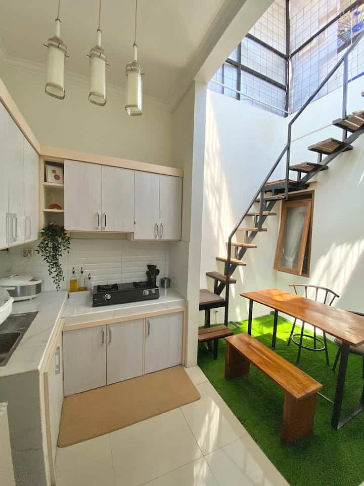 Memotret dapur di siang hari. Lumayan banyak cahaya yang masuk, segaaar💚
#Inspirasidapur #dapurmini #dapursatukamar #kitcheninspo #kitchenset #Inspirasidapurminimalis #dapursemioutdoor