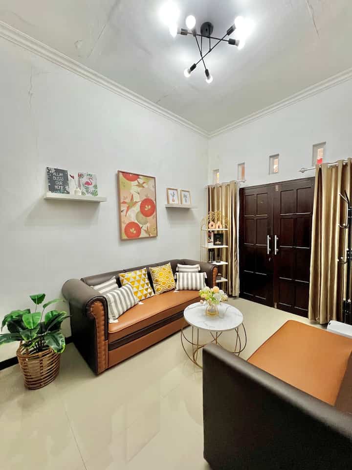 Awal mula membeli rumah ini di Tahun 2018 akhir, tidak kerasa sudah jalan 6thn memiliki rumah ini..
Yang membuat memutuskan membeli rumah ini, jujur karena dulu hanya terisa 1 rumah di salah satu cluster diKota kami, dan saya merasa cocok, jdi memutuskan untuk membelinya, jadi tidak ada alasan khusus kenapa membelinya 😄

Yang berubah dari rumah ini cukup banyak, salah satunya adalah makin penuh dengan barang-barang😄

Definisi tempat tinggal yg idela menurut aku, selain nyaman dan bersih, juga tempat yang memiliki aksesibilitas baik terhadap berbagai tempat. Misalnya, akses menuju fasilitas umum, jalan raya, toko perbelanjaan, dan lain-lain. Dengan lokasi yang strategis, kita dapat hidup dengan lebih nyaman dan melakukan berbagai aktivitas dengan lebih mudah

Semoga menginspirasi…😇 

#myhomestory #perjalananrumahku #ceritarumahku #ruangtamu #kamartidur #idedekor