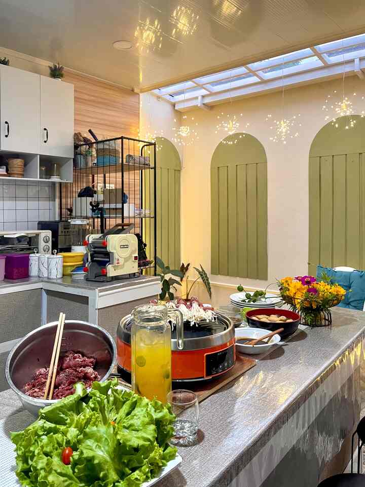 Aktifitas kesukaan keluargaku saat kumpul keluarga adalah BBQ-an. Dengan design kitchen yang bersatu dengan living room ini membuat suasana kumpul semakin seru. Karena kami bisa mengobrol sekaligus memasak dan makan bersama dalam satu tempat yang sama 🥰 #FamilyRoom #KitchenIdea #KitchenDesign #livingRoom #RuangKeluarga #IdeRuangKeluarga #FamilyRoomIdea