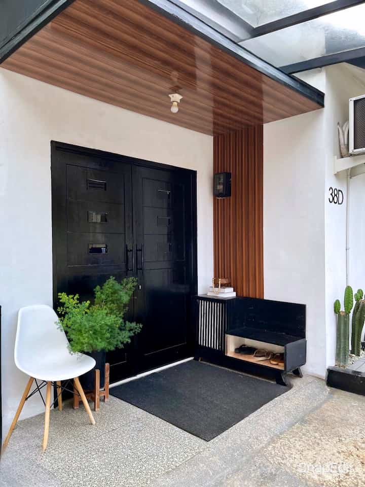 ➖ My Home Story

Punya rumah disaat yang tepat, walaupun dana saat itu terbatas. Alhamdulillah kita menemukan rumah ini 9 tahun yang lalu. 
Rumah cluster mungil kembar 6, daerah Bandung Timur, dengan fasad sederhana bawaan developer yang baru jadi.

Walaupun belum pernah merenovasi total bangunan rumah, tapi kami bisa mendekorasi dan makeover sedikit sesuai dengan style kami.

Semoga ada rezekinya untuk merenovasi menjadi lantai 2. Doain yaa tetangga O!House 😍🤎 Aaaaammmiiiiinnn 😇🤎🖤

#MyHomeStory #Perjalananrumahku #CeritaRumahku #rumahmungil #rumahcluster #rumahdeveloper #rumahkecil #warmandboldinterior #zarraawwrr #lollahouse #45sqm 