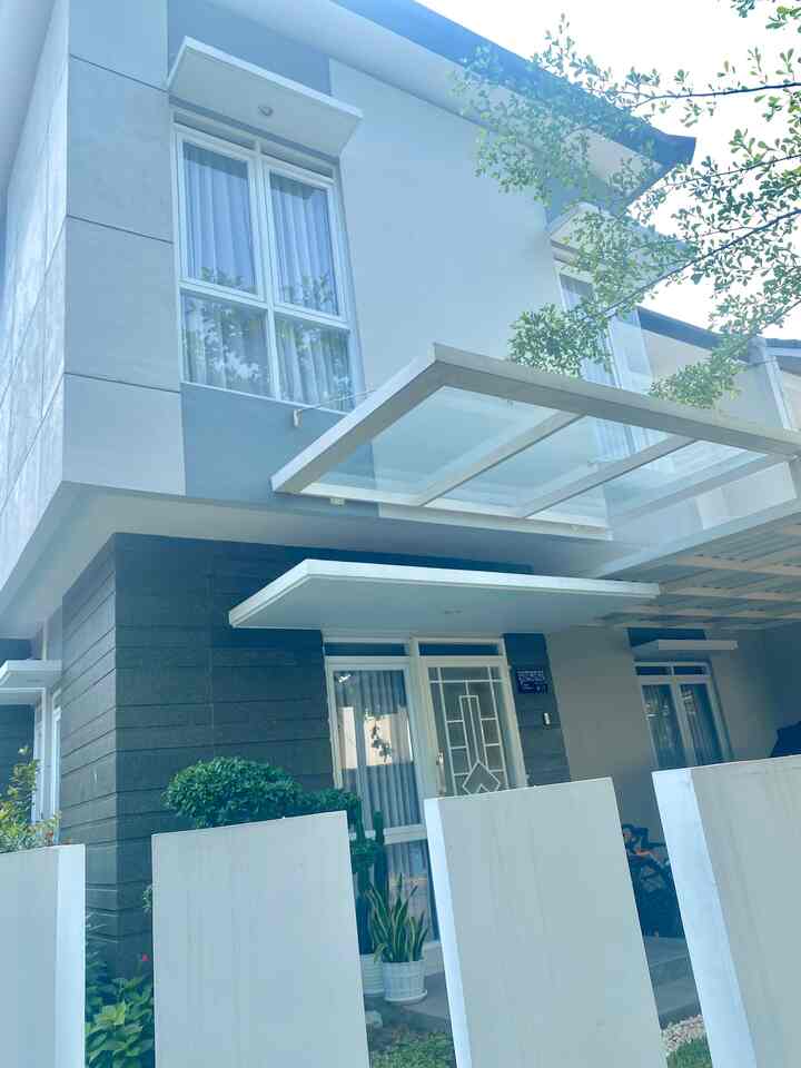 Perjalanan kami mencari rumah sangatlah panjang, namun bersyukur sekali akhirnya memiliki hunian di lokasi saat ini. 
Bersyukur sekali terutama karena lingkungan bertetangga yang hidup dan selalu banyak kegiatan positif yang selalu membuat setiap tetangga saling bertemu.
Karena itu kami berusaha membuat hunian kami senyaman mungkin supaya kami dan para tetangga jika berkunjung pun merasa nyaman di rumah kami.

#MyHomeStory
#PerjalananRumahku
#CeritaRumahku