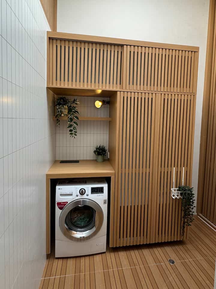  #LaundryRoom di Kyle Home yang akhirnya bisa rapih juga. Space ruangan ini ukuran 2x3m dibagi untuk gudang juga disebelah atas kiri dan kanan.

#kylehome #laundryroom #makeover #gudang #storageroom #lahanterbatas #ruangjemur 