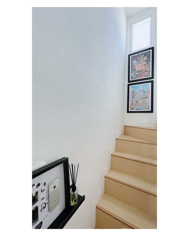 This stair area has not been decorated much. The most important thing is to hide the electrical panel box by placing a shelf and frame in front of it so that it is more aesthetic
#stairs #stair #inspirasitangga #dekor #decor #homedecor #decoration #decorideas #decorinspiration #decorinspo #livealone #smallhome #smallhouse