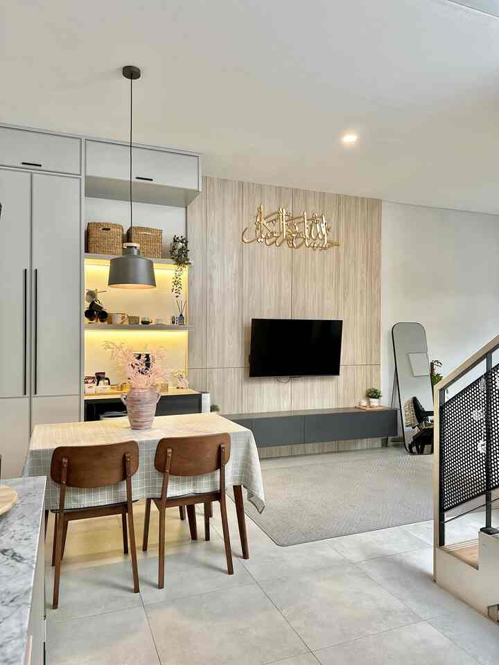 Redecorate ruang TV ✨
Biar ga bosen aku ubah dekorasi di ruang TV dengan menambah standing mirror, dan tidak menggunakan bean bag. Rencana kedepan diganti dengan sofa.
Ada yg punya ide pakai sofa atau karpet aja ya???

#homestyling
#homedecor
#homestyle
#livingroom
#diningroom
#tvroom
#homeideas
#rumahcluster
#modernindustrial
#72m2
#Depok