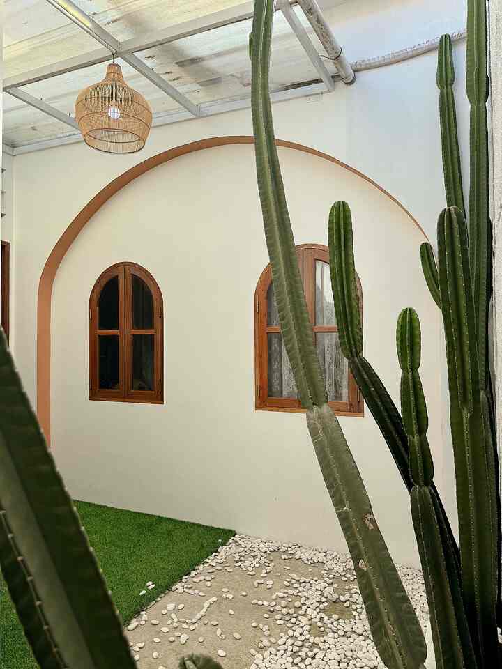 Sempet kebingungan mencari rumah.
Karena mencari rumah itu jodoh2an juga ya.. tetapi alhamdulillah dalam pencarian rumah dimudahkan sama Allah.. pengen cari yang komplek yang mentok ujung nya biar aman gak ada orang lewat seliweran terus hehe.. akhirnya menemukan komplek ditengah kota yang depan ny juga masih hijau belum ada pembanguan rumah.. waktu aku cari rumah ini hanya tinggal 1 unit hanya rumah ke13.. karena belum ada yang mau membelinya karena kebanyakan orang tau nya no 13 itu gak baik.. tapi alhamdulillah sejauh ini rumah aman dan sudah 8 tahun ditempati.. 

#MyHomeStory
#PerjalananRumahku
#CeritaRumahk