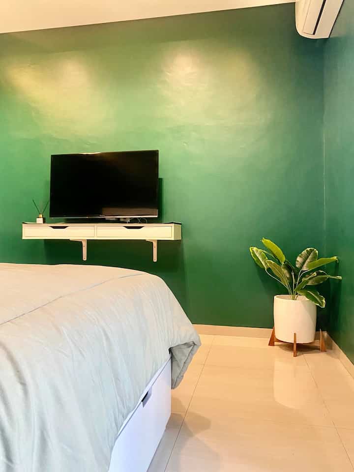 hai tetangga online , kembali lagi ke ruang kamar utama kami.. terlihat sepi ya .. yes begitulah konsep yang kami inginkan, karena kami menguranti pajangan si dinding agar terkesan clean dan silent .. untuk warna kami memilih hijau gelap agar memberi kesan tenang.

#kamarutama
#idekamarutama
#idedekorasikamar
#homedecor
#Jakartatimur
#Rumah 