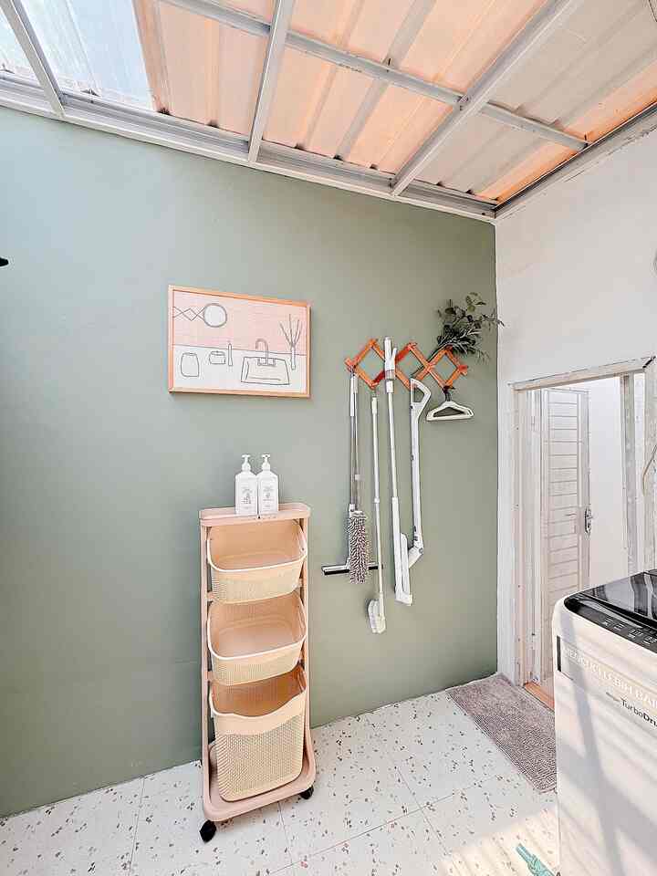 Sedikit cerita tentang pencarian kami menemukan rumah ini hehe
Jadi 2tahun yll aku dan anak memutuskan untuk pindah ke serang dari bandung untuk ikut suami yang bekerja di serang
Di serang kami hanya survei ke beberapa tempat dan ketemu lah rumah ini, jujurly pas pertama liat langsung suka dengan fasad rumahnya yang simple
Selain itu akses masuk clusterpun strategis ga mikir2 langsung deh kita pilih rumah ini hehe


#MyHomeStory #PerjalananRumahku #CeritaRumahku #RumahCluster #RumahDeveloper #InspirasiLaundryRoom #LaundryRoomMungil 