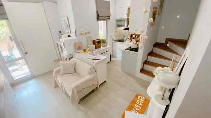 Rumah tempat tinggal aku memang mencari yg tidak terlalu besar sesuai budget saja yg penting nyaman, beberapa spot bawaan developer berubah hanya dengan aku pasangan vinyl dan duma wallpanel di dindingnya dan wallpaper jd rumah terlihat lbh warm, hunian ideal itu yg membuat nyaman pemiliknya dan membuat kangen selalu sm rumah ketika berpergian #myhomestory #perjalananrumahku #ceritarumahku #ruangkeluarga #kamaranak #kamaranakperempuan #babyrooms #livingroom 