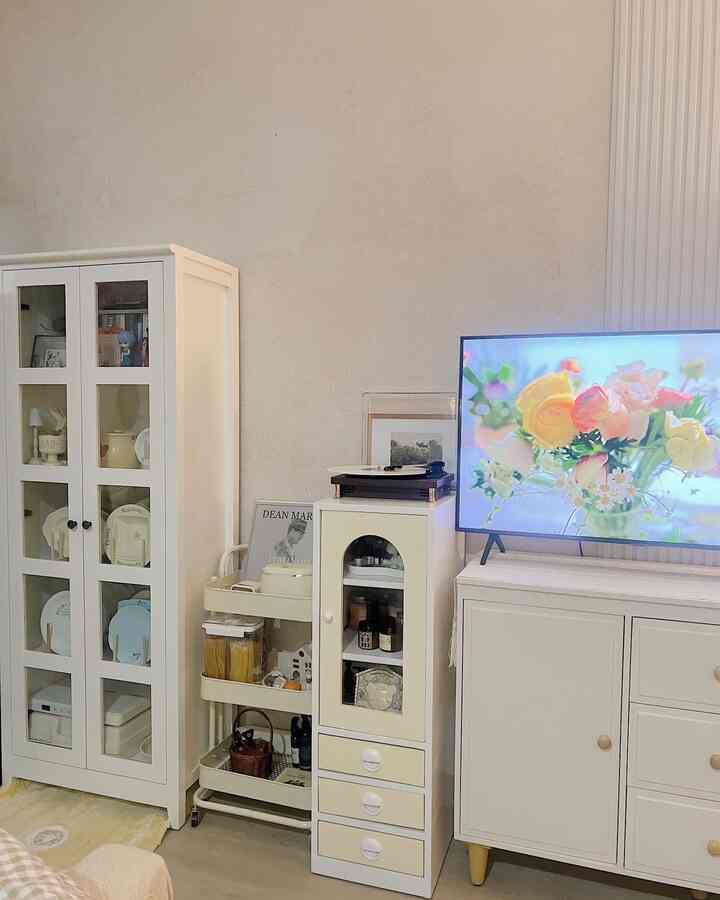 Ruang sebaguna untuk rumah mungil bs jd ruang ntn keluarga, ruang musik , ruang kerja editing konten dsb, dengan sentuhan warna soft membuat ruangan kecil tidak terlalu gelap #rumahkecil #rumahmungil #homedecor #koreanstyle #vintage #vintageroom #ruangkerja #livingroom #familyroom 