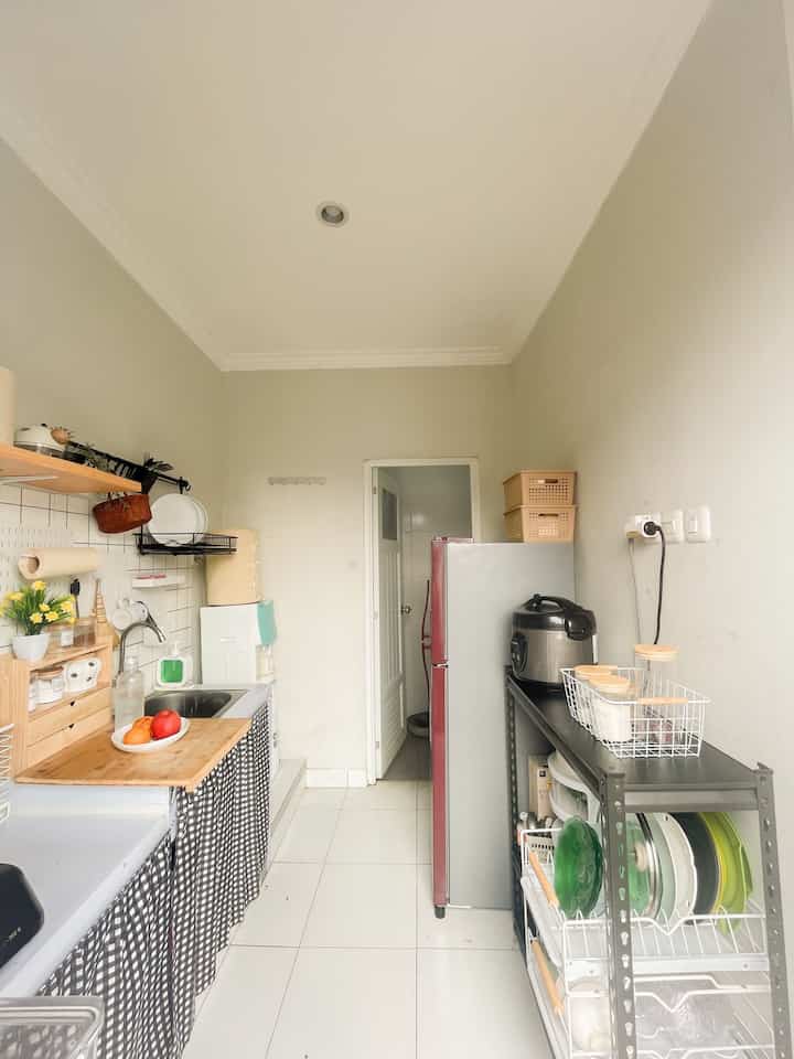 Hai semua, ini adalah bentuk dari ruangan dapur aku yg mungil dan serba minim space. Jadi aku mau nunjukin cara aku memaksimalkan tata letak barang aku di dapur dengan dapur yang cuma seuprit🤭 jadi, cara aku agar dapur tetap bisa memuat bnyak barang yang dibutuhkan saat memasak adalah memakai ambalan dan juga pegboard yang sistimnya di tempel di tembok seperti yang terlihat pada foto ya. Jadi beberapa barang itu aku taro diambalan dan digantung di pegboard ya. Tampilan dapur juga jdi terliht rapih dan sangat fungsional deh🫶🏻🍃

#DapurMinimalis
#DekorasiKitchen
#KitchenDecoration
#DapurCantik
#DapurAesthetic
#JapandiStyle
