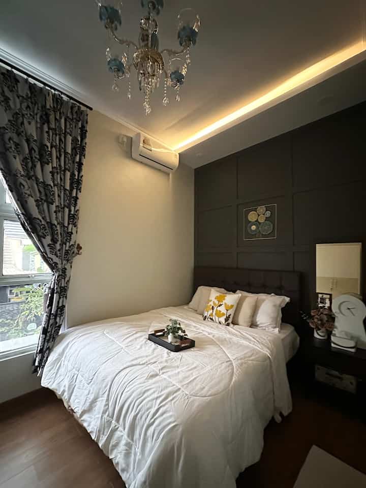 • Kamar Saat Hujan •

Hello O!House friends, di Bogor kota hujan ini memang sering sekali mendung dan hujan. Di siang hari, kadang ingin menikmati suasana hujan dari dalam kamar dengan hanya menyalakan ambience light di plafon seperti ini.

#bedroomdesign
#interiordesign
#kamartidur
#desainkamar
#lightingkamar
#pencahayaankamar