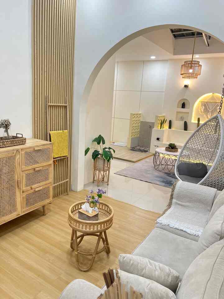 Rumah dengan model open space memang terlihat menjadi luas. Seperi Ruang tamu ini yang berukuran 3x6m yang menyatu dengan ruang santai tempat berkumpul hanya ada sedikit sekat berbentuk arch sehingga semakin terlihat lebih luas ditambah juga dengan area yang langsung menyatu dengan mushola yang semakin menambah kesan luas. Karena saya sangat menyukai tipe rumah yang luas sehingga tidak begitu banyak furnitur yang ada dirumah ini. Juga hanya dengan perpaduan warna natural seperi putih, cream dan coklat saja agar semakin menarik dan aestetik.
#mishahome 
#bandung
#rumahrasavilla
#rumahjapandi
#rumahmediteranian
#rumahminimalis
#dekorasi
#livingroom
#ruangkeluarga