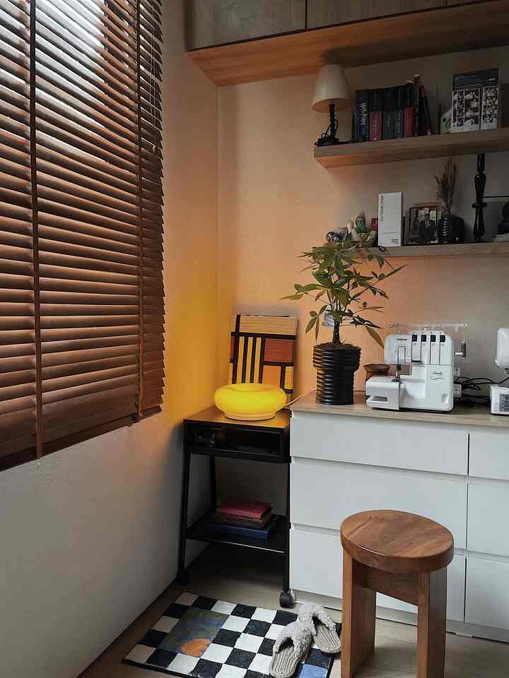 New corner setup. This is the corner area of my work room, I tried to redecorate this area to make it neater, and added a round decorative lamp (donut lamp) which makes the room more aesthetic 😍
_
#workspace
#workarea
#homeoffice
#cornerinspo
#Readingcorner
#Athomecorner
#homedecor
#HomeStyling
