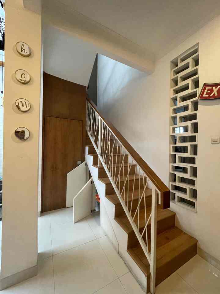 Area tangga ini tidak kami ubah karena ini bawaan dari bangunan awal dari developer kami hanya melakukan renovasi di reling tangga dan lantai nya kami gunalan vynil agar lebih hangat


#areatangga
#rumahdeveloper
#rumahlantaivynil
#tanggadecor
#decortangga
#storagetangga