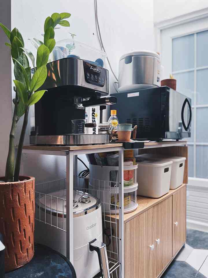 Halo Tetangga Kimkim 👋🏻

Ini adalah coffee corner di rumah Kimkim, belum terlalu lengkap tapi sudah cukup untuk membuat secangkir kopi panas ataupun ice latte

Yuk mampir ke rumah Kimkim

#CoffeeCorner
#CoffeeBar
#KitchenDecor
#InspirasiRuangTerbatas
#DekorasiTempatKopi
#CafeDirumah
#TempatNgopi
#NgopiDirumah