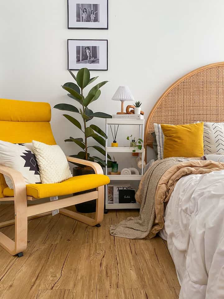 TIPS ✨ How To Decorate Your Open Shelf
—
masih ingat kan kami punya rak susun yang sangat budget friendly, cuma 40K aja ! tapi ga keliatan kan ? inilah pentingnya untuk memberikan sentuhan styling supaya bisa elevate items yang budget friendly
—
kami share beberapa tips untuk mendekor rak terbuka/open shelf
—
Formula 1
| tumpuk buku dan simpan dekorasi di atasnya |
disini kami tumpuk dummy book, dan menempatkan lampu dekorasi juga wooden chain di atasnya

Formula 2
| vas yang bentuk dan tingginya bervariasi |
kami menempatkan 2 vas yang meskipun tingginya sama, namun bentuknya berbeda

Formula 3
| pajang wall art dan beri layer di depannya |
untuk case kami, karena raknya mini jadi kami tidak menempatkan wall art, kami terapkan formula ini untuk menempatkan puzzle dan memberi layer buku di depannya

Formula 4
| greenery |
jangan ketinggalan ya untuk memberikan sentuhan hehijauan, disini kami menempatkan 2 tanaman artificial kecil, dan juga memanfaatkan botol bekas reed diffuser sebagai media propagasi tanaman hidup
—
semoga bermanfaat ✨
#OpenShelf
#DekorasiOpenShelf
#DekorasiKamar
#InspirasiKamar
#InspirasiRakSusun
#IdeStorage
