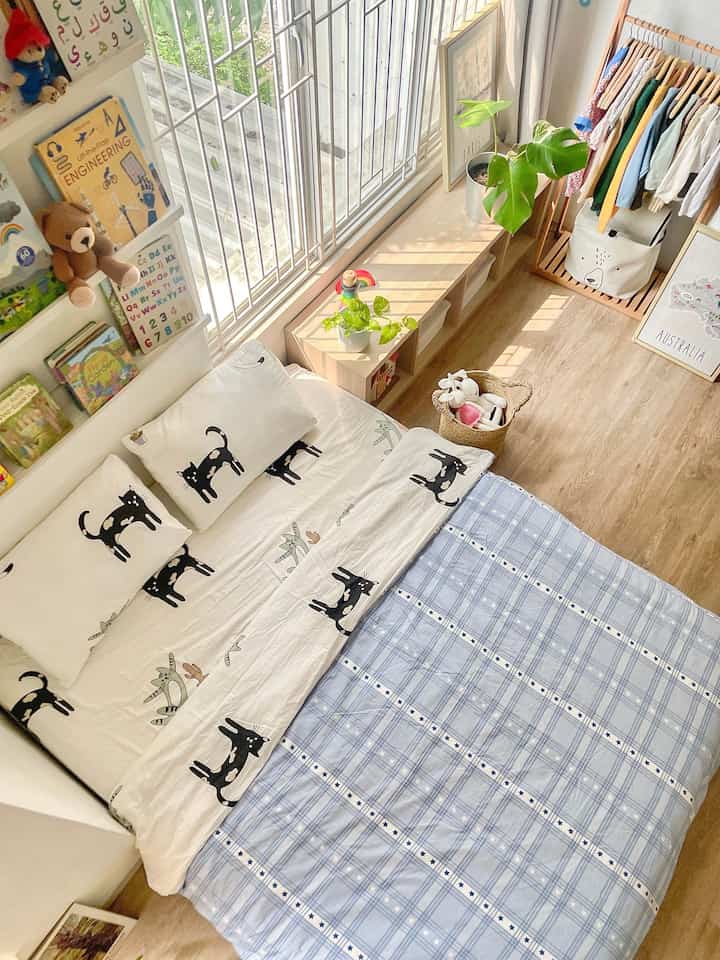 Black Cat in the room • Salah satu view favorit rumah ini

Design kamar anak terbaik versiku:
- sinar matahari cukup
- ruangan cukup luas
- sirkulasi udara yang baik
- lantai kamar yang aman dan minimal risiko trauma karena jatuh

#kidsbedroomstyling
#rumahcluster
#livewithkids
#scandinavian
#beddingset
#kamaranakideal 