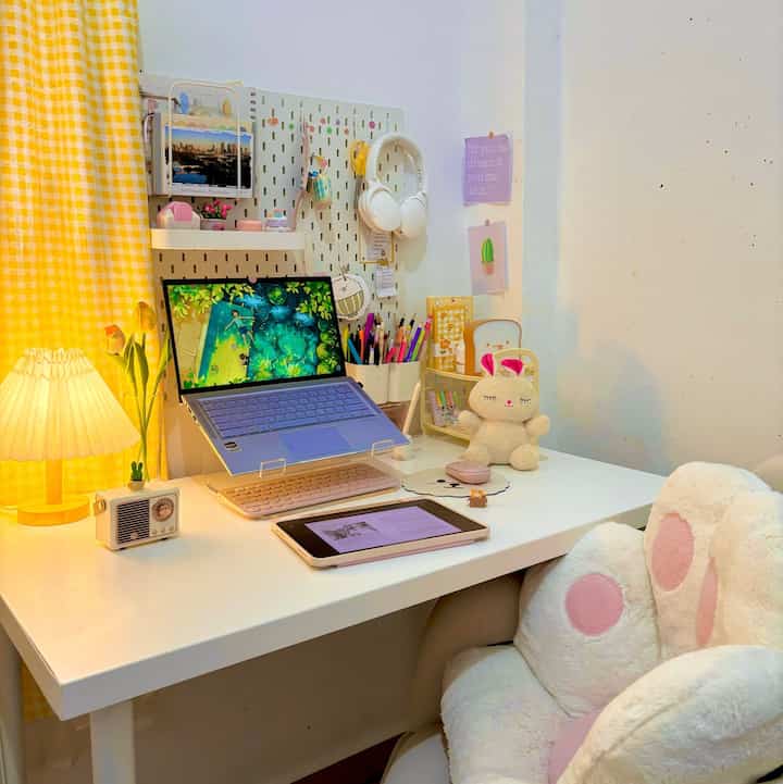 Mengapa aku memutuskan mendekorasi ruang kerja ? Karena aku banyak menghabiskan waktu di sini. Biar betah, aku mendekor ruang ini senyaman dan seestetik mungkin. 

#DeskDecorationStory
#PerjalananRuangKerja
#CeritaRuangKerja
#IdeDekorasiRuangKerja