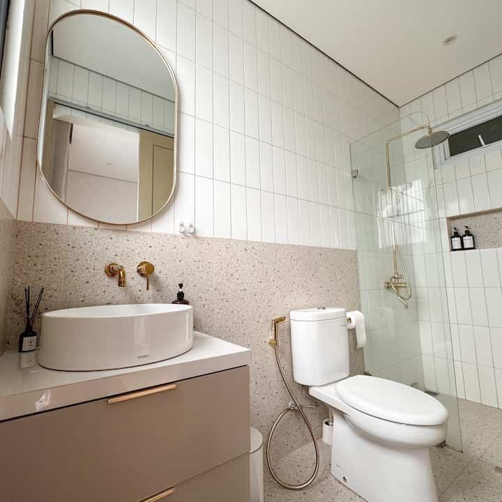 ✨Kamar mandi utama✨ di rumah ini menggunakan aksesoris dan sanitaries all gold. Dipadukan dengan granit berwarna putih dan terrazo beige, dan juga kabinet wastafel warna taupe, ternyata jadinya sleek dan manis banget! Bener-bener gak nyesel pake perpaduan warna ini!

#BathroomDesign #KamarMandiMinimalis #KamarMandiModern #InspirasiKamarMandi #ModernMinimalis #KamarMandi