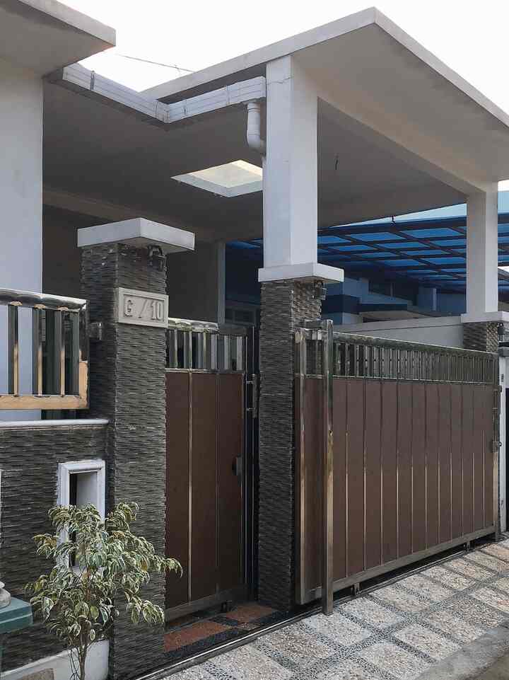 Rumah Minimalis Natural....
Taon 2014 silam kami mulai menempati rumah ini, dg fasad yg seadaanya oleh developer, 5 taon d tempatin dg bangunan baru hanya bagian dapur n WC, smbil ngumpulin dana barulah kami Rombak Total Fasad nya.... dg bermodal sebuah impian yg sederhana pengen rumah yg natural n homey... kami psg pilar dg batu alam, batusikat di garasi dan pagar with woodplank... semua sessuai impian kami alhamdulillah....
Dengan berjalan nya waktu di interior kami arahkan tema japandi minimalis natural dg banyak unsur kayu pada wallpanel n furniture....Semua kami kerjakan DIY saja... Puas rasa nya bisa mendekor rumah sendiri dg tangan kami🫢🙏😀Semua Low Budget👍

Hasil DIY :
Dinding rumah Wallpanel board and battern ruang tamu dan kamartidur
Islamd Table dg lemari multifungsi kabinet d bawah nya
bbrp furniture spt lemari pajangan
Kamar Utama
Kamar Anak di makeover
Dinding Toilet

Semoga menginspirasi ya 🙏😍

#MyHomeStory
#PerjalananRumahku
#CeritaRumahki
#RumahJapandiMinimalis
#DekorasiRumahLowBudget
#HomeDekor
#FasadRumahki
