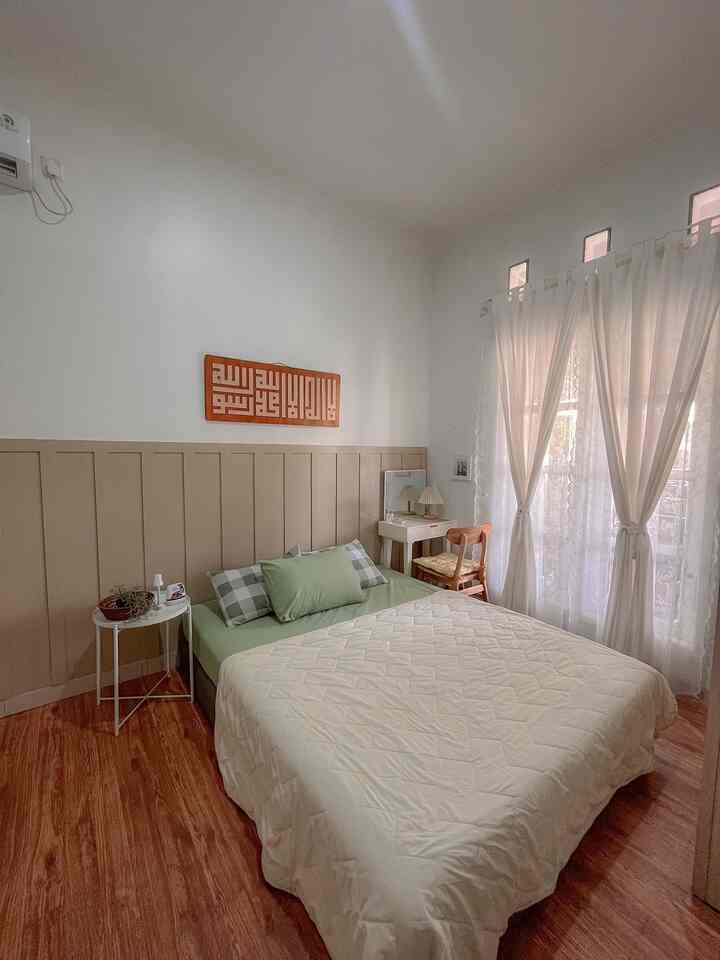 Hallo, semua sobat o'house! 
Masih dengan kamar yang super sederhana ini, dan masih dengan tema white and wood tapi kali ini dipaduin warna sage biar makin manis. Whateverlah untuk dekorasi masih belum full syantik yaa, hihi maklum aku team yang sedikit demi sedikit. Semoga tetap sedap di pandang mata 🫶🏻
#MyRoomInHome
#BedRoom
#MyRoomAesthetic
#SukaWhiteAndWood
#IdeDekorasiKamar