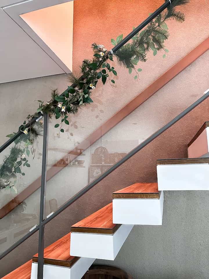 Tangga di rumah kami adalah tangga terapung. Pegangan samping memiliki rangka minimalis dari developer, sehingga kami menambahkan kaca agar lebih aman.

Karena desainnya yang melayang, sayang sekali kalau lemari atau lemari diletakkan di bawah tangga, karena akan menutupi bentuk anak tangga.

Awalnya anak tangga ditutupi dengan decking tangga dekoratif Conwood, namun seiring berjalannya waktu, lapisan atas Conwood terkelupas karena gesekan dan air. Jadi, pada tahun 2023, kami melapisinya dengan vinil taco.

#tangga terapung
#Skandinavia
#minimalis
#Rumah Nordik
#theABChaven