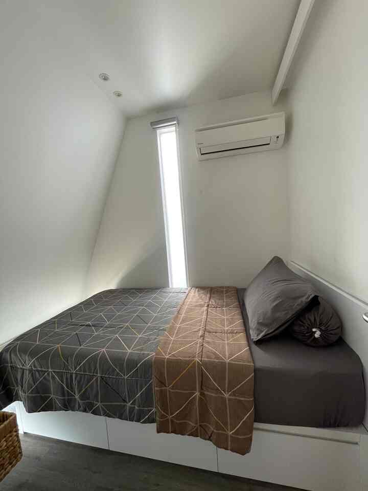 #rumahminimalis #depok #japandi #rumahcluster #monokrom #kamaranak #kamar ada yang suka kamar sempit? Saya termasuk yang lebih nyaman tidur di kamar yang kecil daripada yang luas sekali. Kenapa ya? Mungkin secara psikologis ruangan kecil memberikan kehangatan, asal tidak berantakan ya.