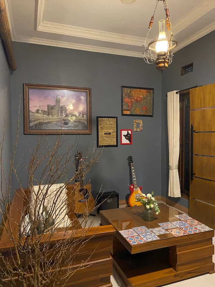 Night view Ruang tamu dengan lampu classic ini jadi tempat aku dan suami melepas lelah sambil bercerita kegiatan kita seharian ini.. 

#nightmode
#ruangtamu
#lampuclassic
#rumahtanpaarsitek
#decorlowbudget