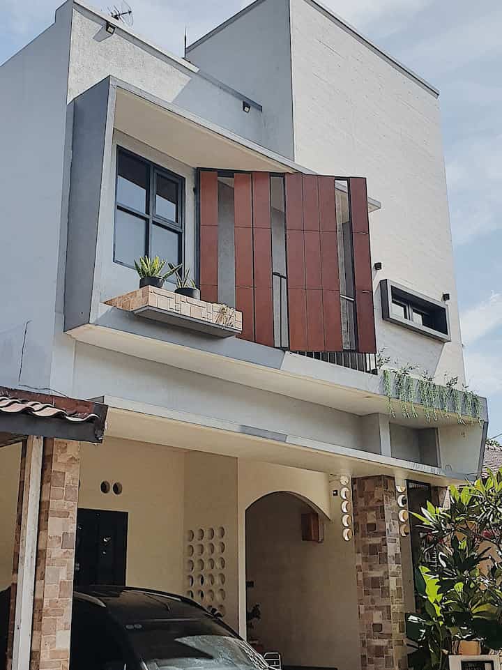 Bidang miring fasad menjadi ciri khas rumah kami. Apa sih tujuan bidang miring ini? Jadi sebenernya kalau sore matahari lumayan terang. Apalagi dibalik bidang miring ini ada kamar utama. Jadinya bidang miring ini membantu sekali untuk menangkal cahaya langsung matahari. Tapi saking uniknya. Bidang miring ini menjadi ciri khas saat orang kerumah. 

#fasad
#bidangmiring
#uniqfacade
#facade
#griyanagari
#fasadrumah