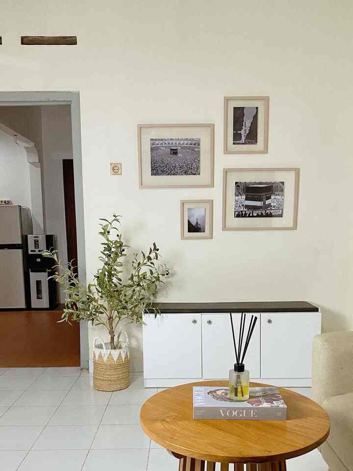 Area livingroom yang dimakeover jadi lebih berwarna dengan sentuhan frame, rak duduk tempat sepatu dan tanaman olive artifical 

#rumahminimalis #iderumah #spotfavorit #frameminimalis #livingroom 