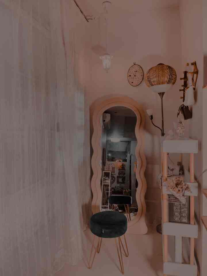 Sudut ruang 
Mini studio tempat untuk mitch n match kalau lagi ingin keluar pasti ke tempat ini untuk ngaca dan pasang gaya., 😁💃
Yg didukung dgn property instagramable biar nampak makin aesthetic… 
#sudutruang
#homeaesthetic
#ruangankecil
#dekoridea
#inspirasihomedecor
#aesthetichome
